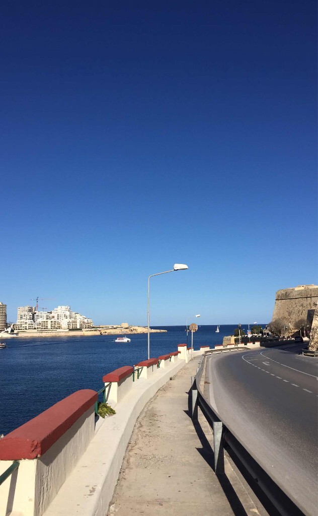 Malta由三小岛构成：主岛Valletta, Comino, Gozo.