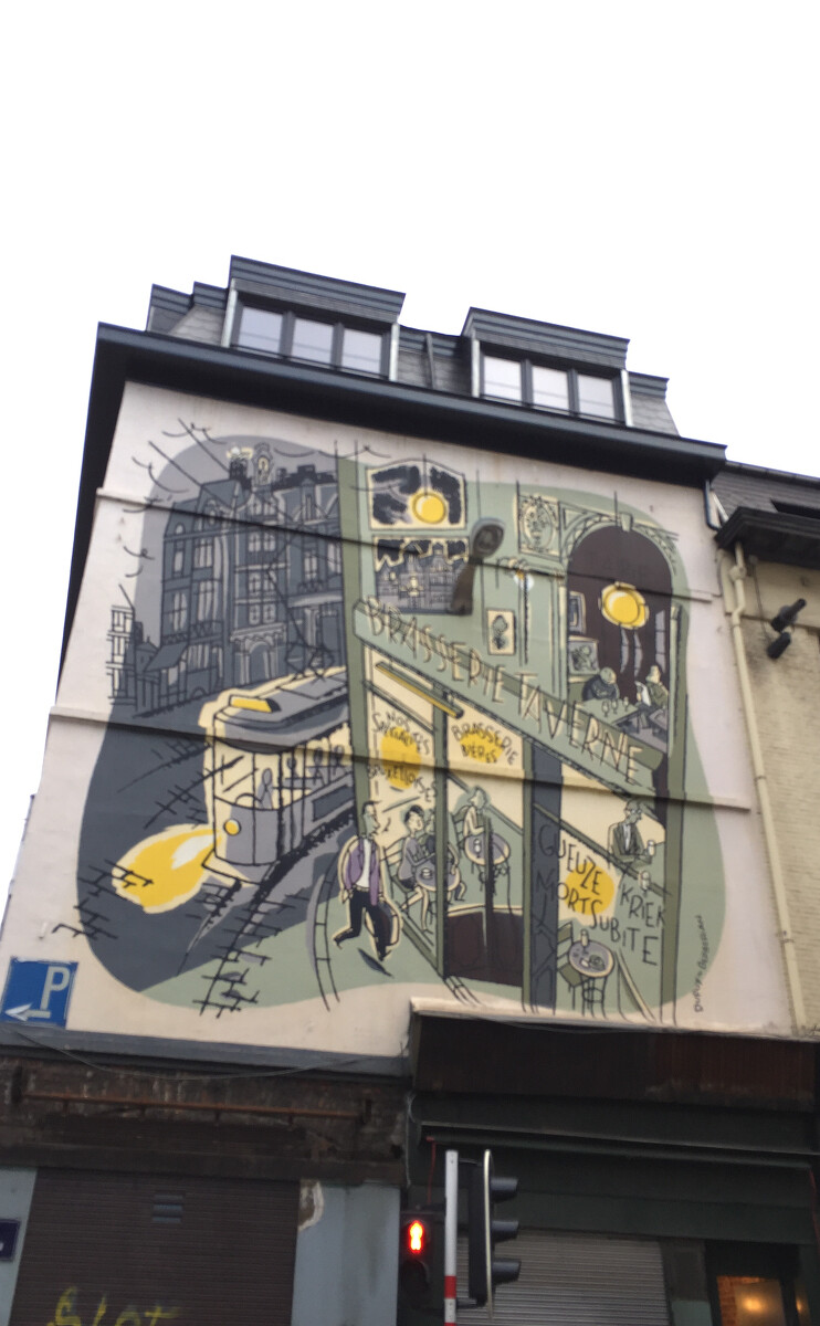 布鲁塞尔是一座漫画之城，据说每3个人中 就有1位是漫画家。全市有44面有趣的漫画墙，其中小于连附近的6面最著名。