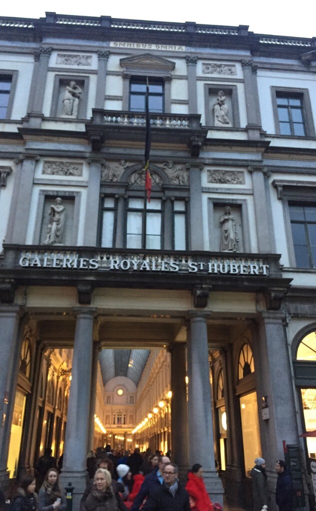 圣于贝尔皇家长廊 Galeries Royales Saint-Hubert <br />
<br />
我看到这个一下子想起，米兰的埃马努埃莱二世拱廊街 Galleria Vittorio Emanuele II.