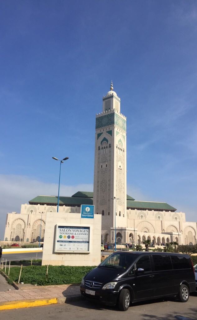 哈桑二世清真寺Mosquée Hassan II<br />
<br />
游客可以参观。<br />
<br />
系前摩洛哥国王哈桑二世发起并捐资筹建。1986年7月12日动工，1993年8月30日竣工，耗资近6亿美元。建筑面积2万平方米，宽100米，长200米，高60米；礼拜殿及广场可容纳10万人做礼拜。寺内宣礼塔高达210米，是世界最高的宣礼塔。男女沐浴室可容纳1400人沐浴。规模为世界第十三大清真寺。另有伊斯兰教经学院、图书馆、讲演厅、会议厅等。（来自维基百科）
