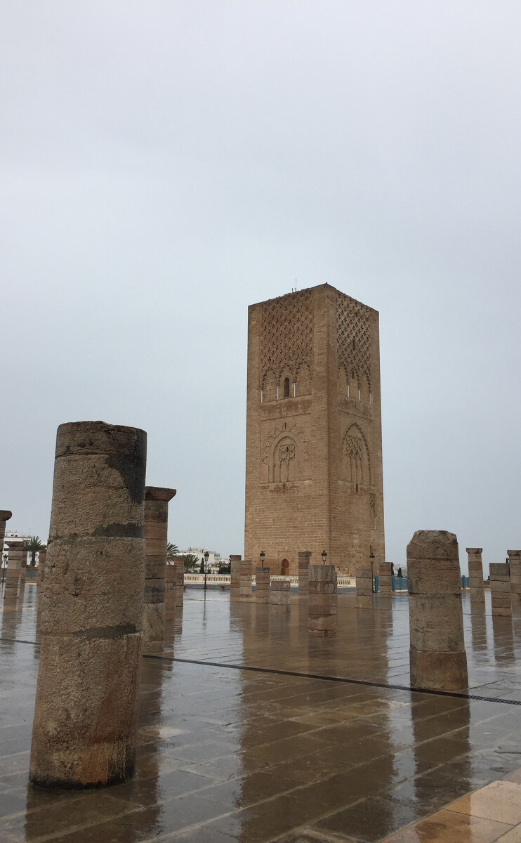 哈桑塔Tour Hassan<br />
<br />
Hassan Tower or Tour Hassan is the minaret of an incomplete mosque in Rabat. Begun in 1195, the tower was intended to be the largest minaret in the world along with the mosque, also intended to be the world's largest. In 1199, Sultan Yacub al-Mansour died and construction on the mosque stopped. The tower reached 44 m (140 ft), about half of its intended 86 m (260 ft) height. The rest of the mosque was also left incomplete, with only the beginnings of several walls and 200 columns being constructed. The tower, made of red sandstone.<br />
<br />
Instead of stairs, the tower is ascended by ramps. The minaret's ramps would have allowed the muezzin to ride a horse to the top of the tower to issue the call to prayer. (From Wikipedia)