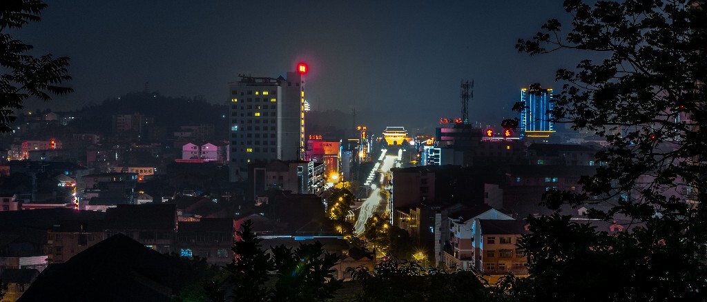小城市的夜景