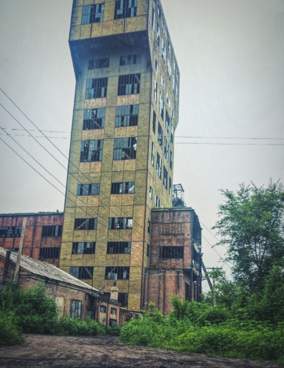 手机随拍95煤都抚顺龙凤矿 破败的龙凤矿竖井楼,抚顺人称为大架子