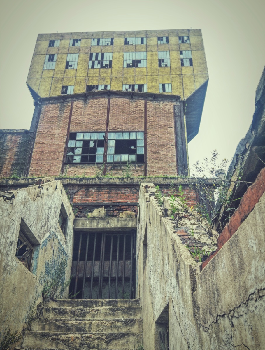 手机随拍95煤都抚顺龙凤矿 破败的龙凤矿竖井楼,抚顺人称为大架子