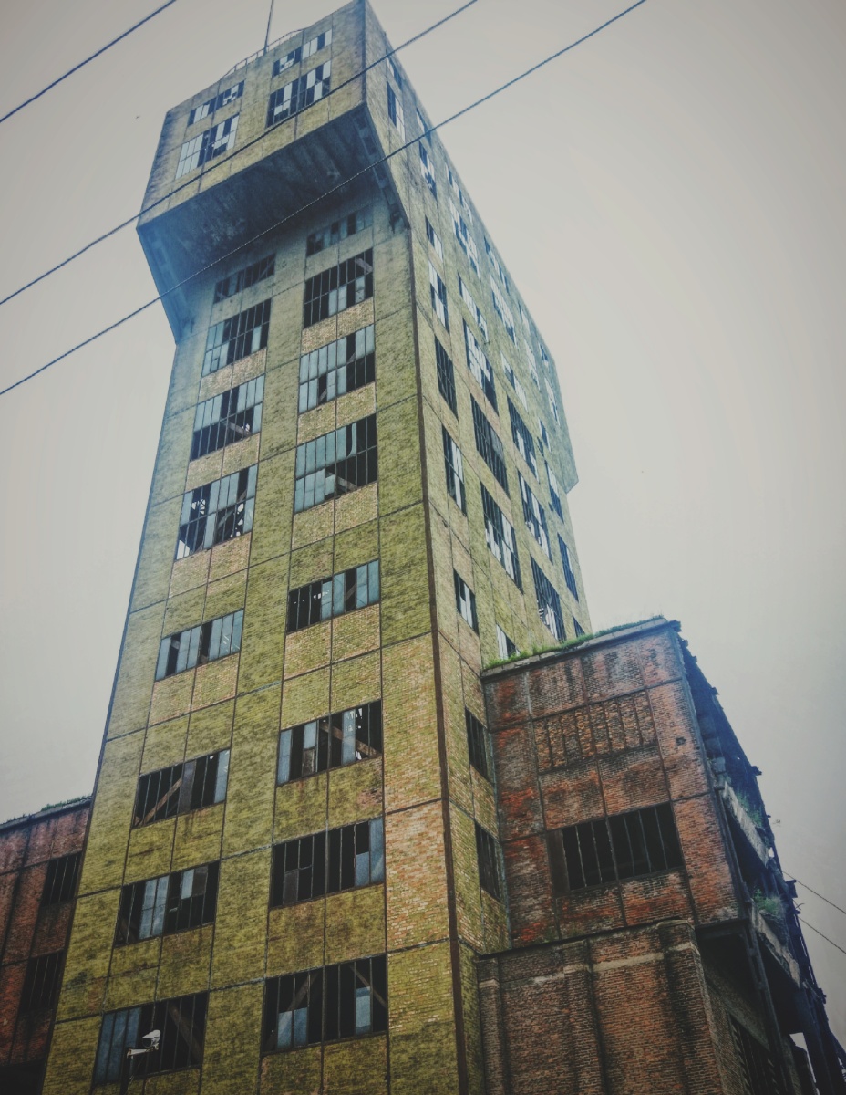 手机随拍95煤都抚顺龙凤矿 破败的龙凤矿竖井楼,抚顺人称为大架子