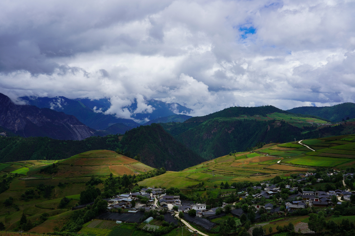 香格里拉德钦巴拉格宗虎跳峡
