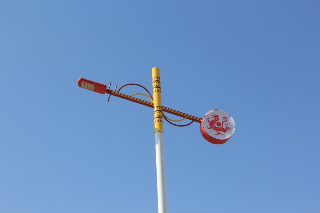 尼苏小镇极具民族特色的路灯
