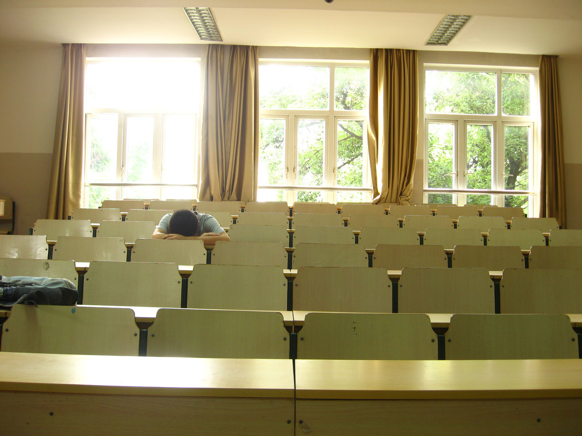 回教室,坐着看会儿书.