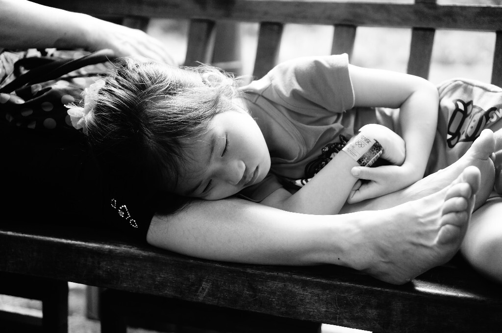 2015年7月,杭州<br />
休息的小女孩