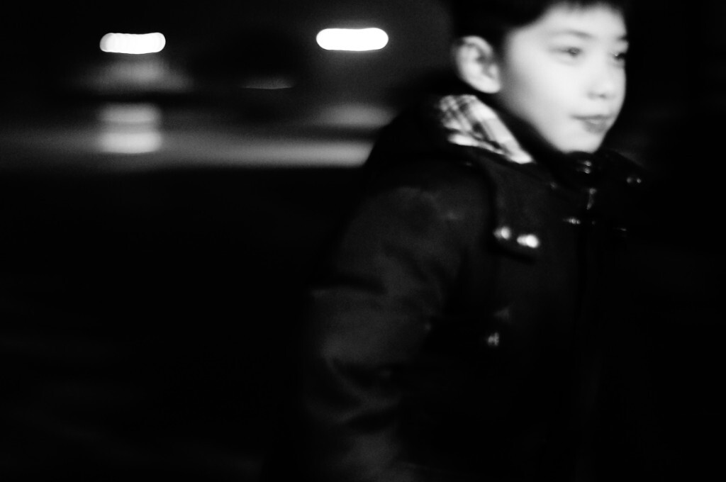 2015年3月,长沙<br />
夜色中匆匆奔跑的男孩