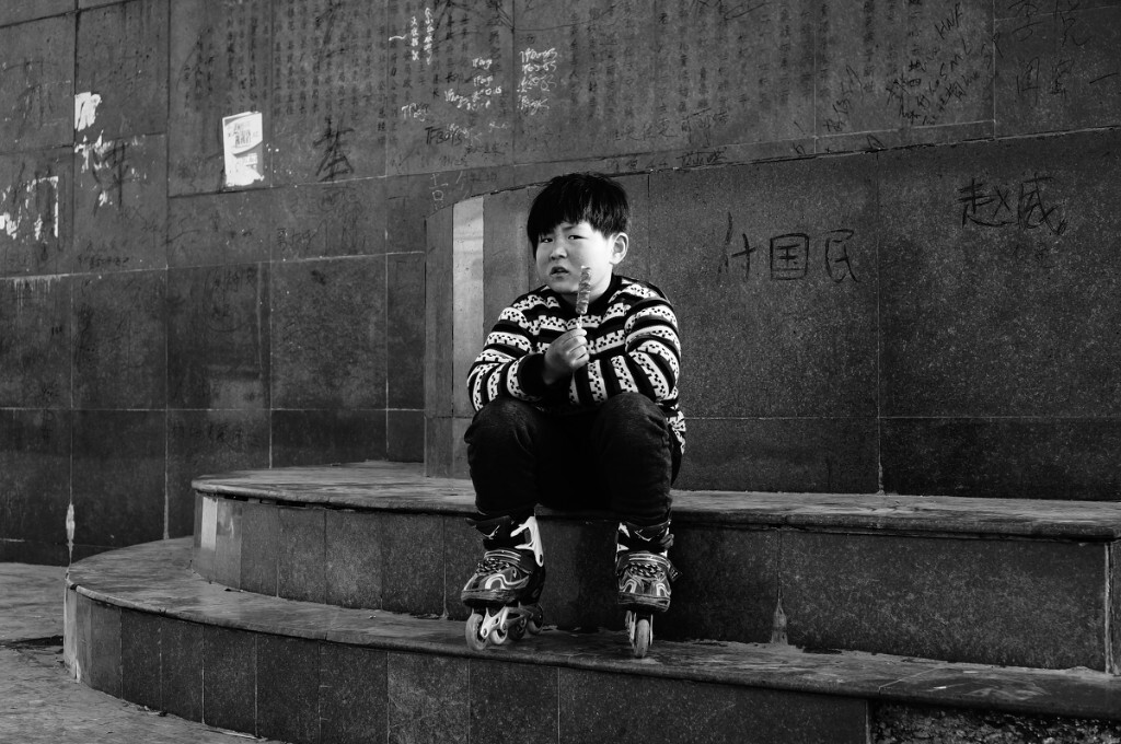 2015年2月,开封<br />
广场上游戏后休息的男孩