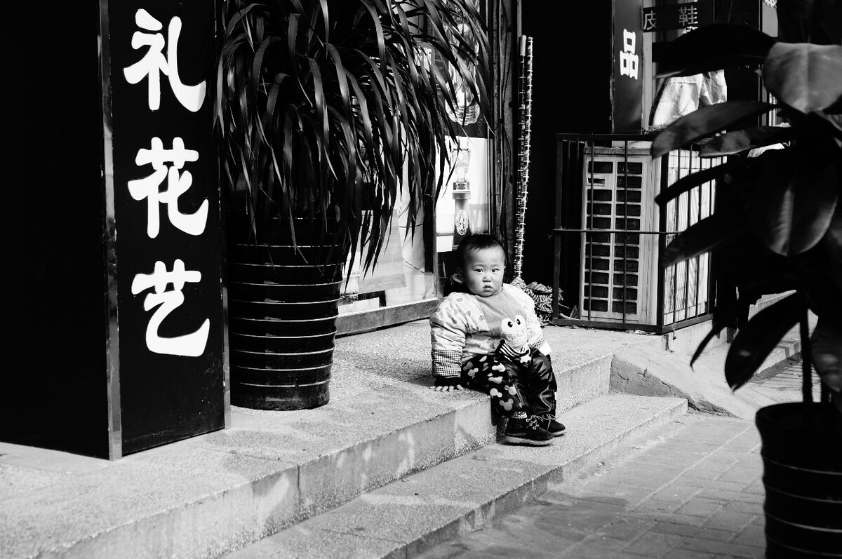 2015年11月,开封<br />
路边休息的孩童