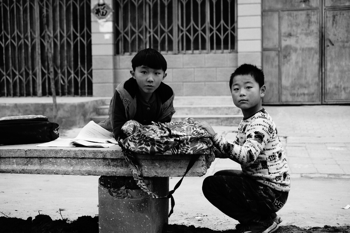 2015年11月,开封<br />
放学后做作业的男孩
