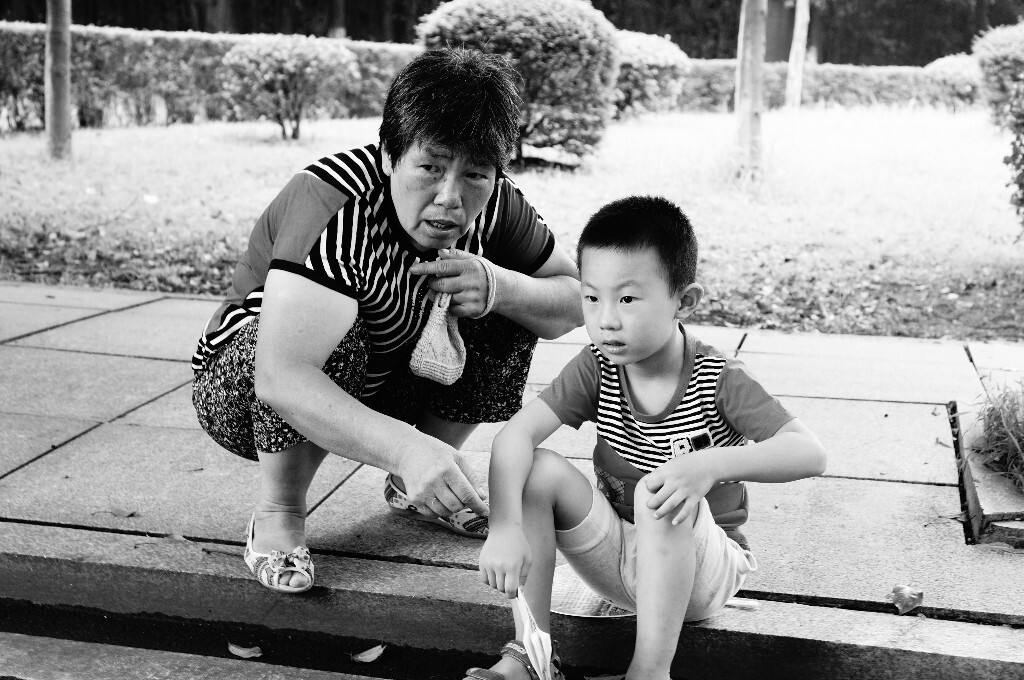 2015年8月,长沙<br />
路边休息的祖孙