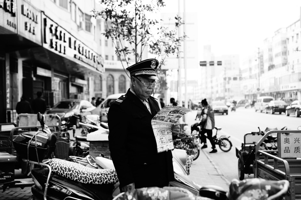 2015年11月,开封<br />
读报的保安<br />