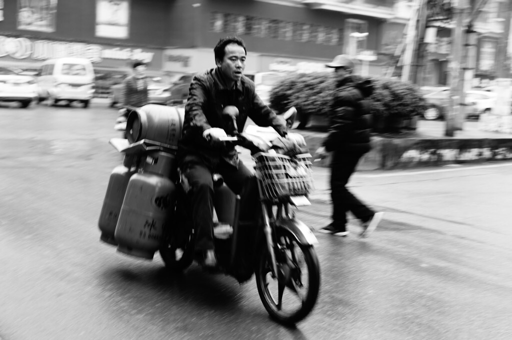 2015年11月,长沙<br />
运送煤气罐的人