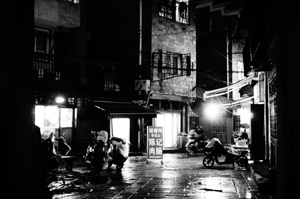 长沙，有着深厚文化积淀的千年古城，在“文夕大火”中几近摧毁殆尽，如今也仅有带着古风的地标名称还能隐约传递出曾经的沧桑。<br />
老旧的岁月已经过去，新的生活也不断完成又一世的沉淀，在2015年长沙的最后几个夜晚里，带着相机和自己的记忆一起迷失。