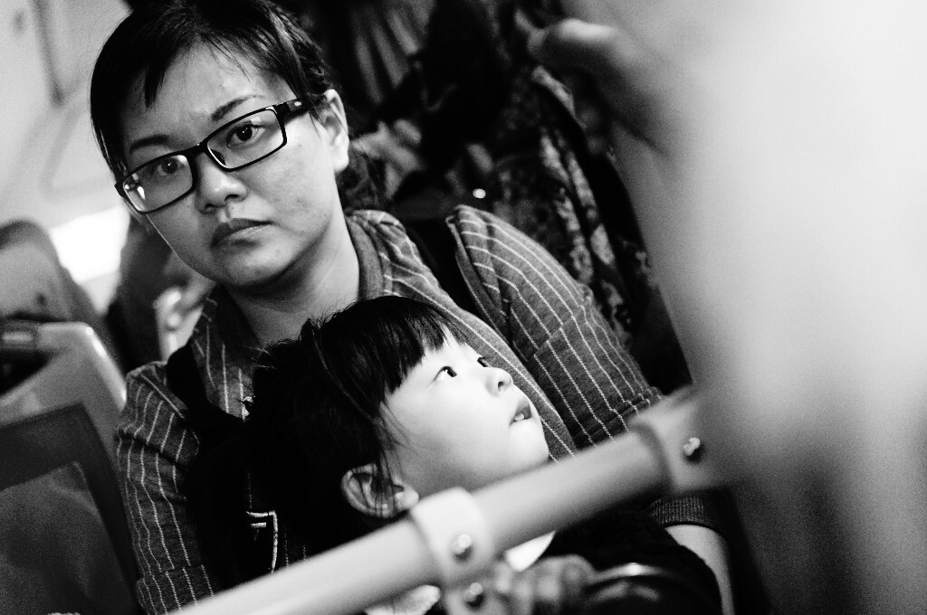 2015年10月,长沙<br />
公交车里的母亲与孩子