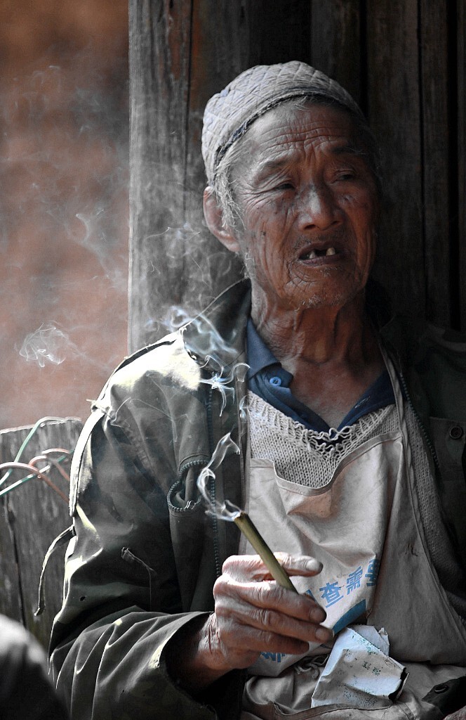 松阳古村一个生活艰辛老人