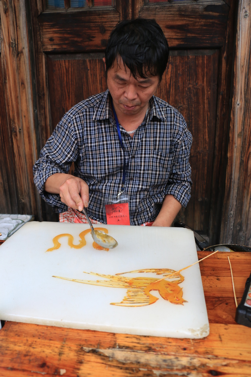 所用的工具仅一勺一铲,糖料一般是红,白糖加上少许饴糖放在炉子上用文