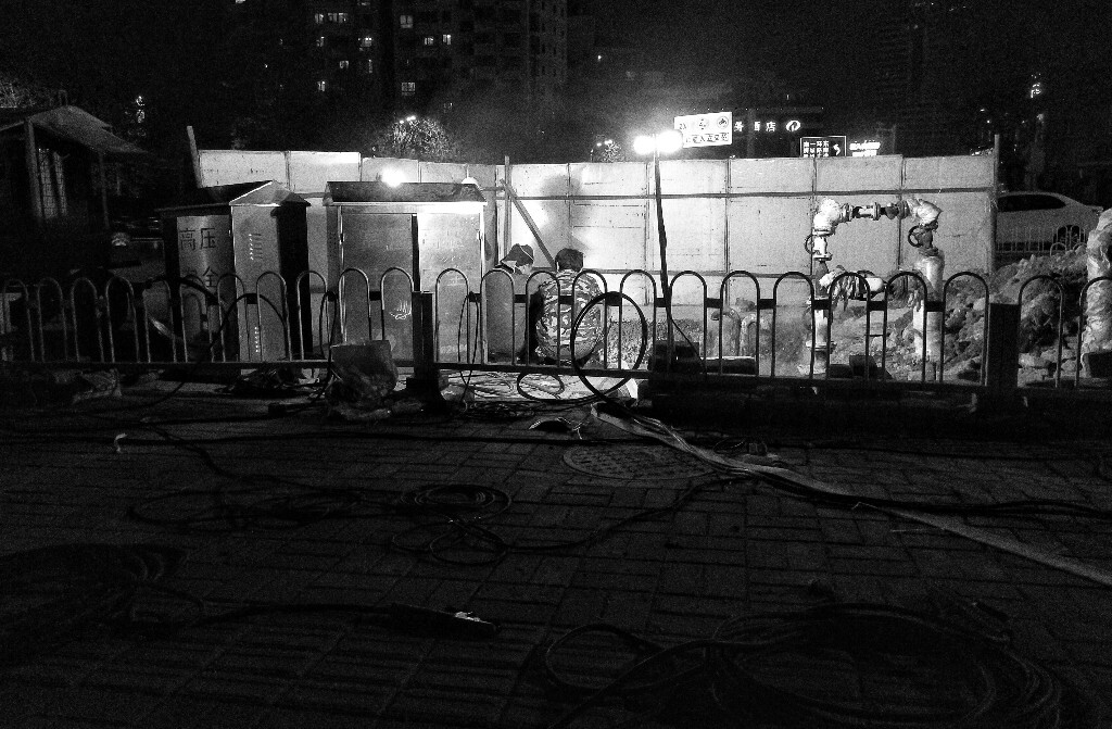 夜晚的管道维修工人