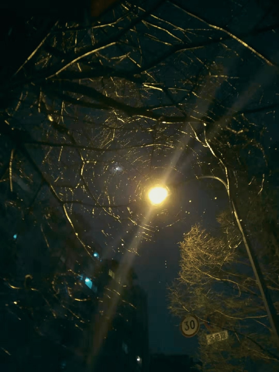 你是我黑暗时的一束光照亮了我前方的路也温暖了我