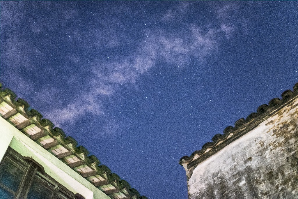 星辰~<br />
因为没有大光圈广角，拿定焦在院子里拍星星~