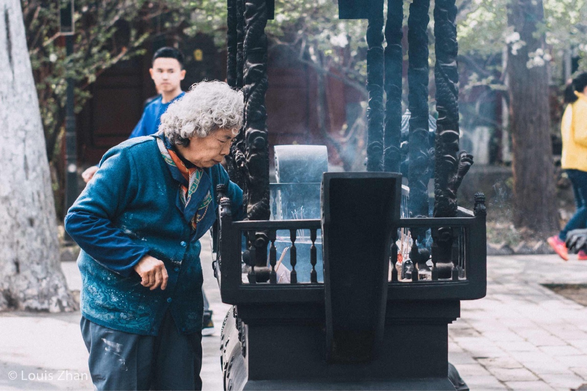 烧香的老奶奶