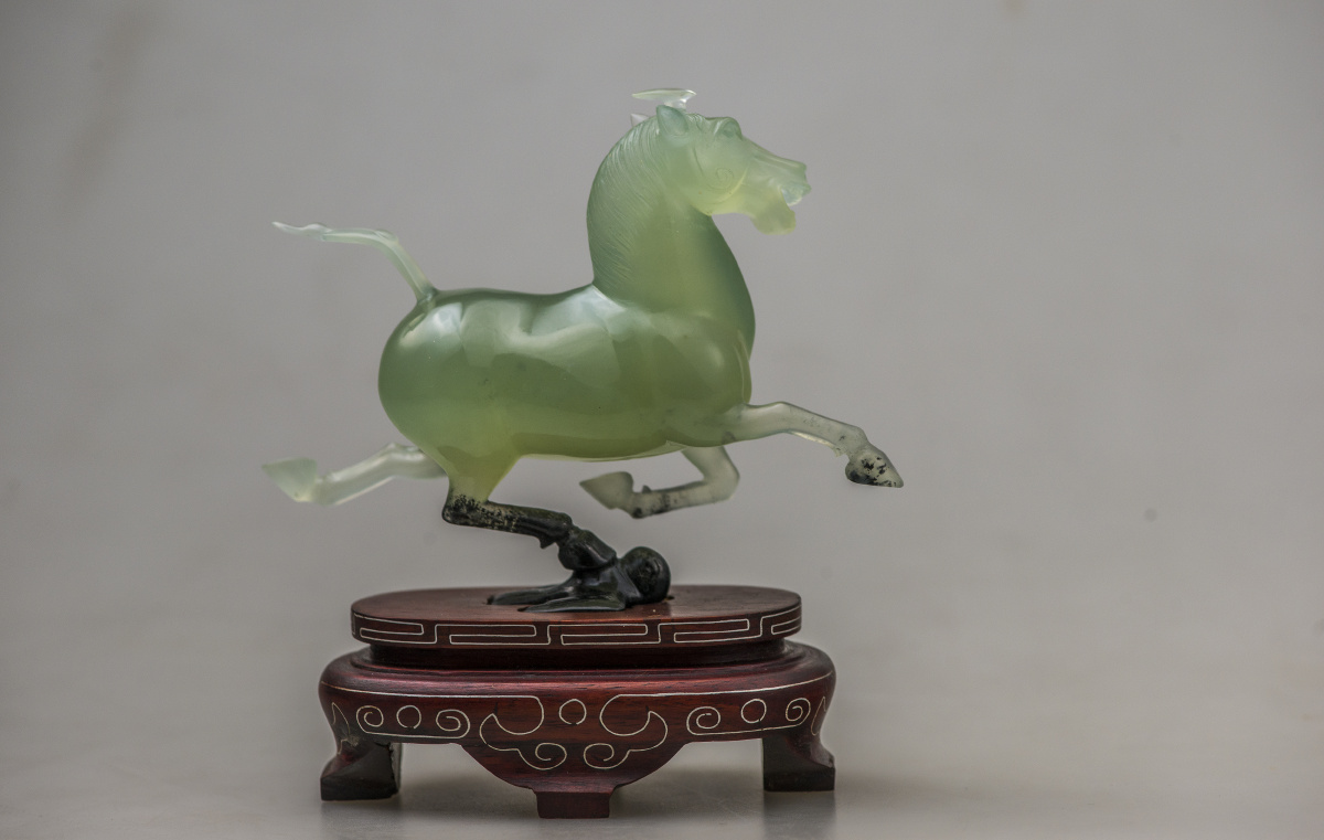 玉雕匠人张玉成和他的马踏飞燕