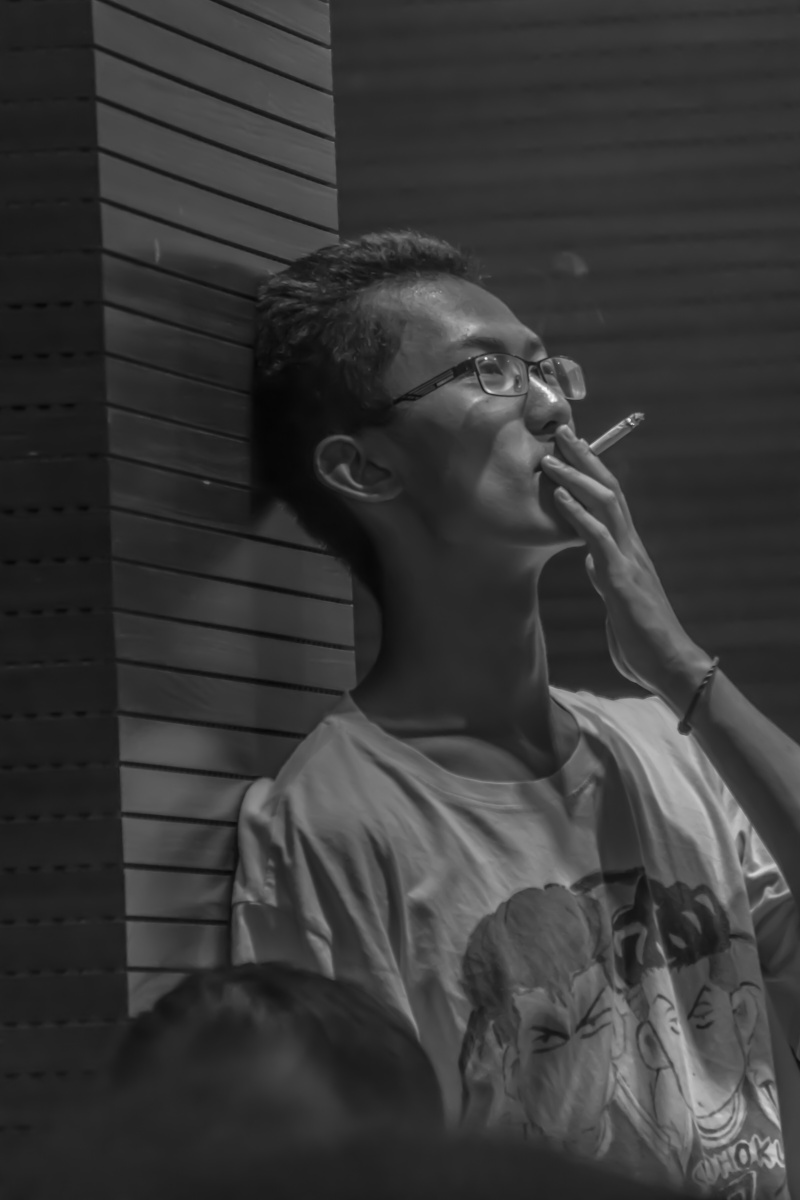 吸烟的男人