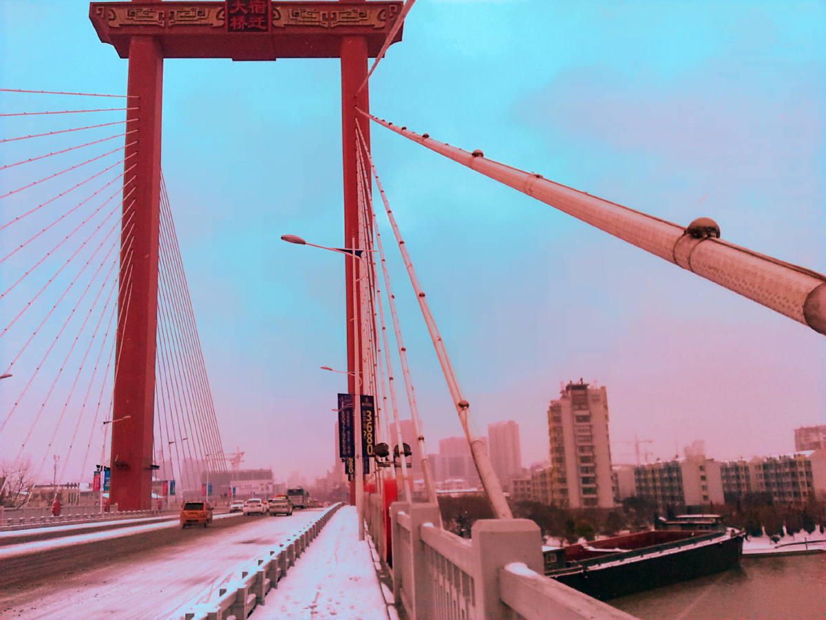 宿迁大桥   br />  14年过完年早上,早起看到窗外已被雪白的颜色所占