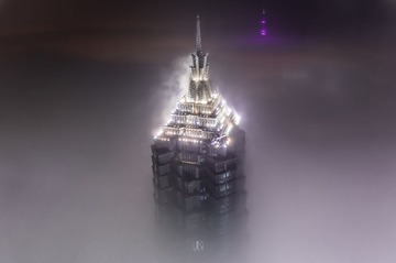 风蹬霾云端