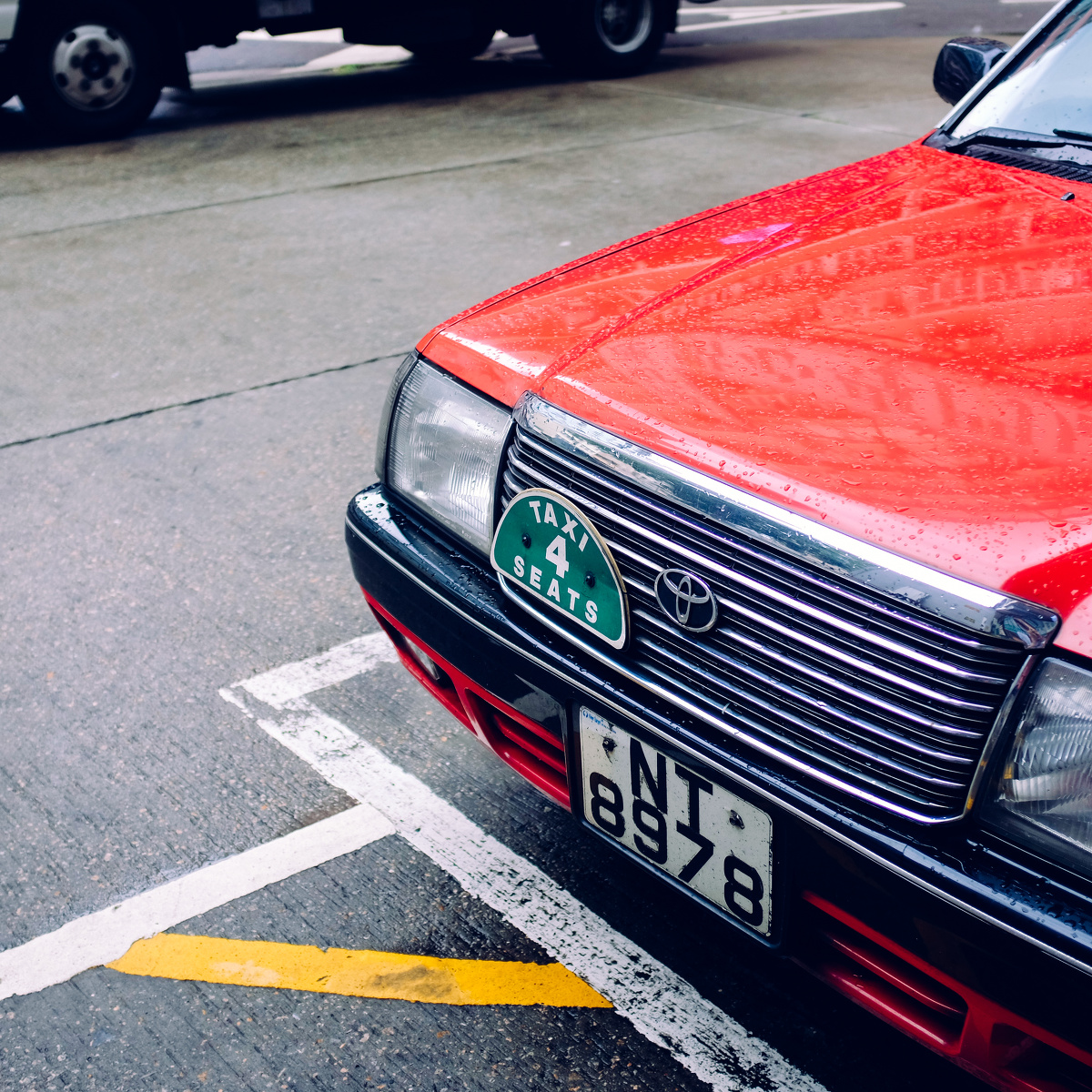 有时觉得飞速奔驰的丰田老皇冠的士才是香港的城市脉络