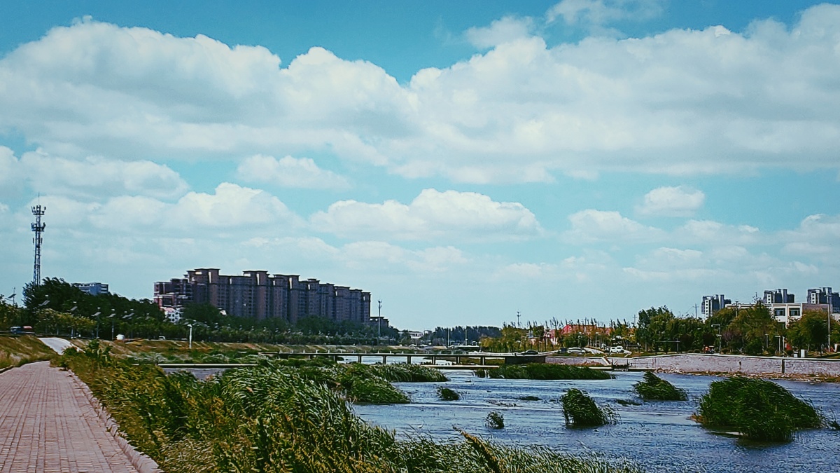 蓝天白云下的青岛墨水河