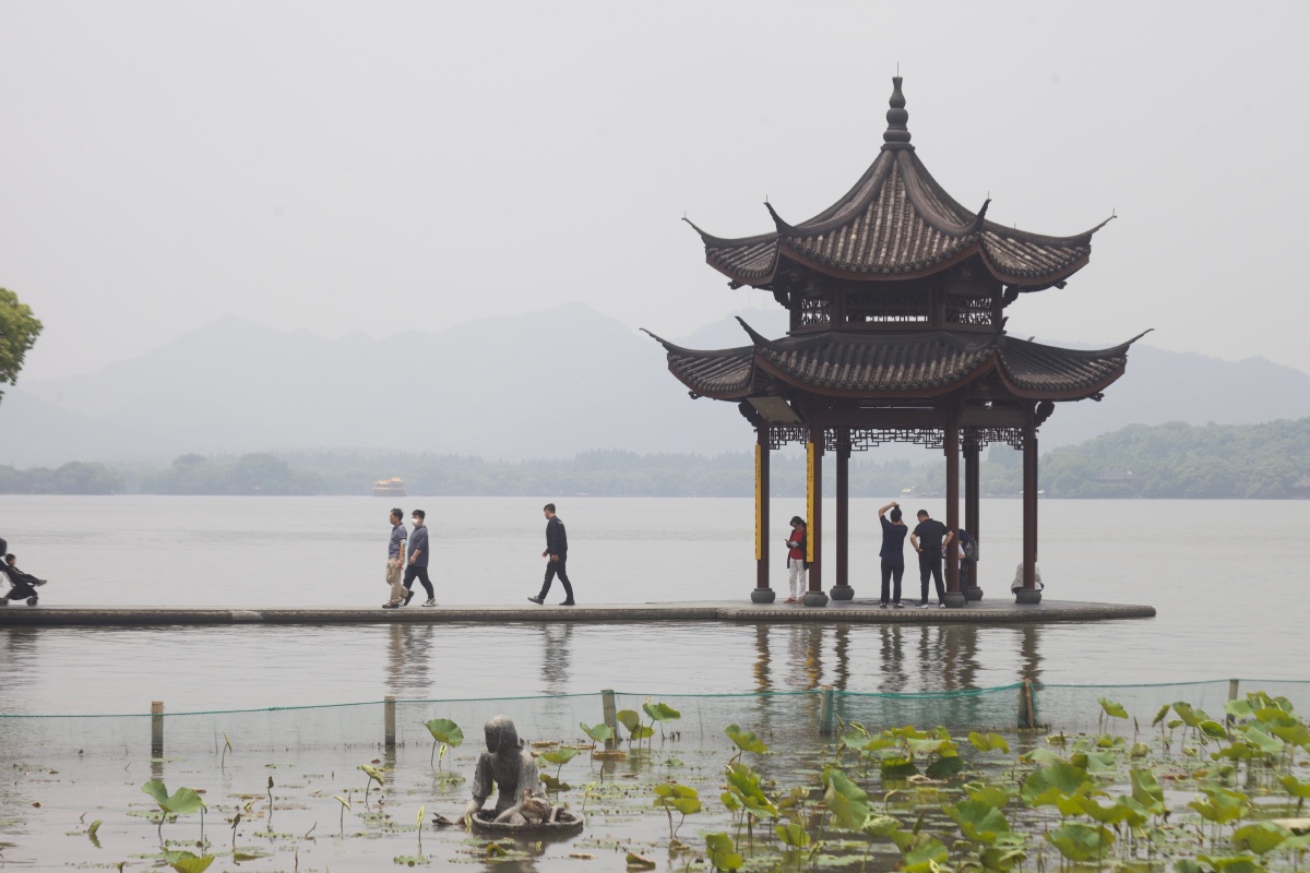 夏日里的集贤亭风光 集贤亭是杭州西湖边一座唯一处在水上的亭子,因其