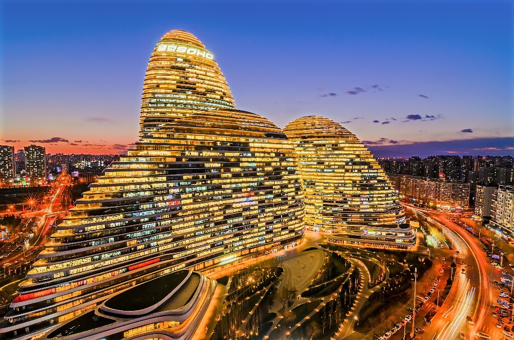 本来冲着一大片云彩出门，在路上耽搁了一小会儿，北京的云彩就像一盘沙走两步就散了。