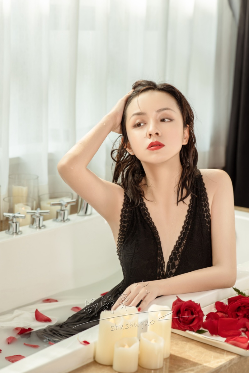 女子摄影客服化妆摄影后期通通都是女生拍性感的穿的少的拍摄过程让