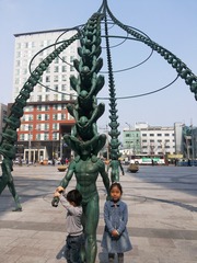 818647