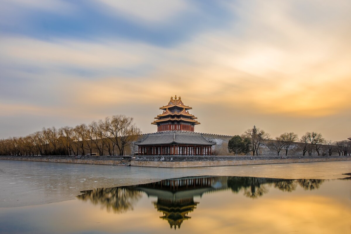 路上还在考虑，阴天怎么拍呢。<br />
谁知道，到角楼的时候，天晴了。<br />
SONY ILCE-7 转接 Nikkor 1424G +PMCA平滑反射