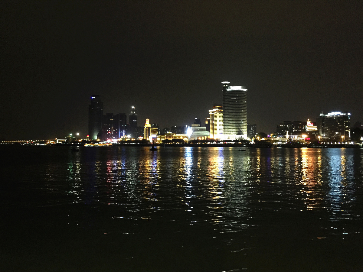 夜晚的厦门本岛.眺望过去,好美.(第二次去厦门)