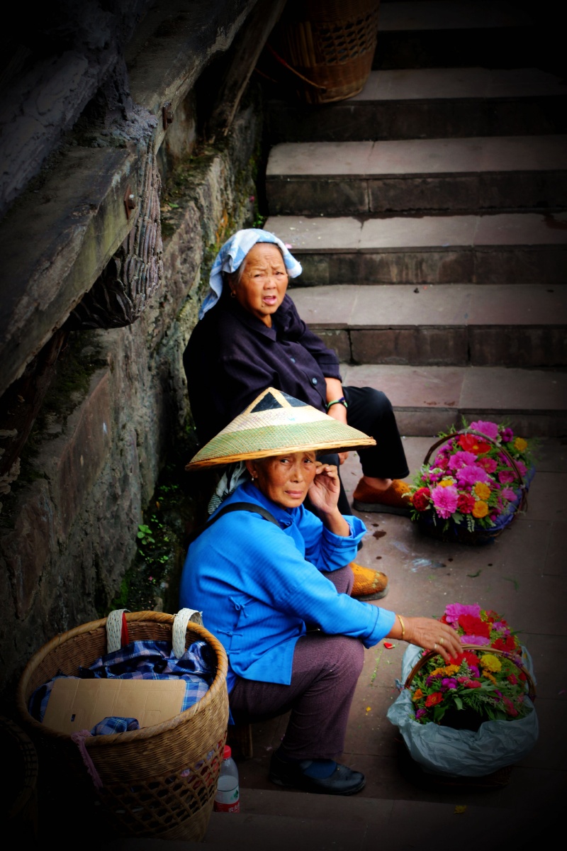 湖南凤凰古城的卖花阿婆