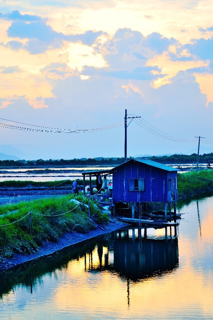 小屋、倒影、夕阳、静水,油画般的美景。