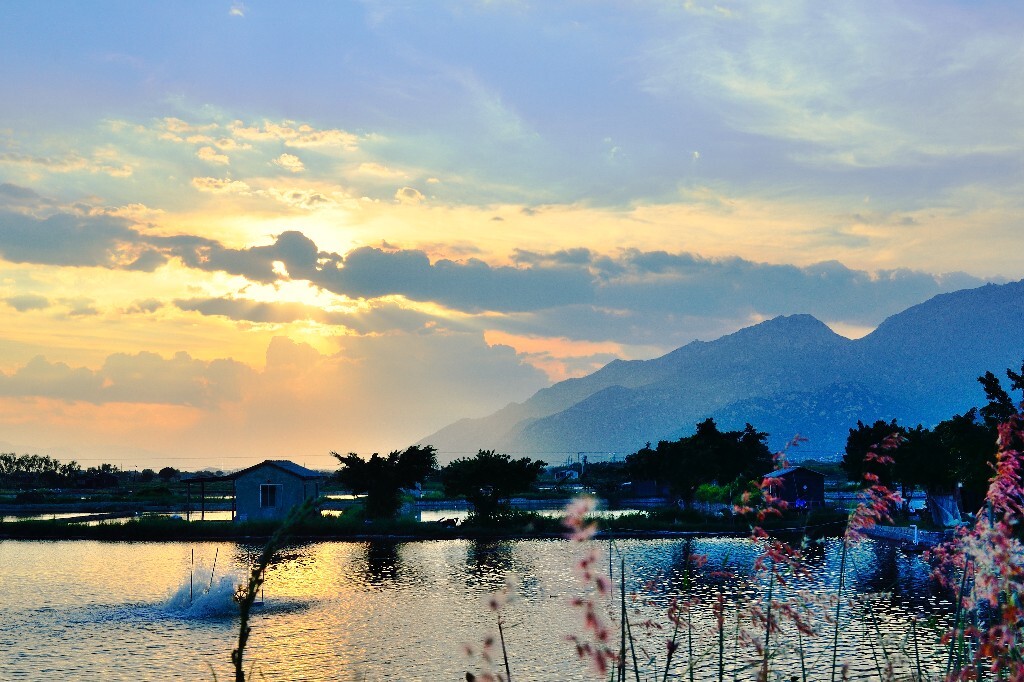 水域?远山、小屋、夕阳、倒影,竟是如此美好。