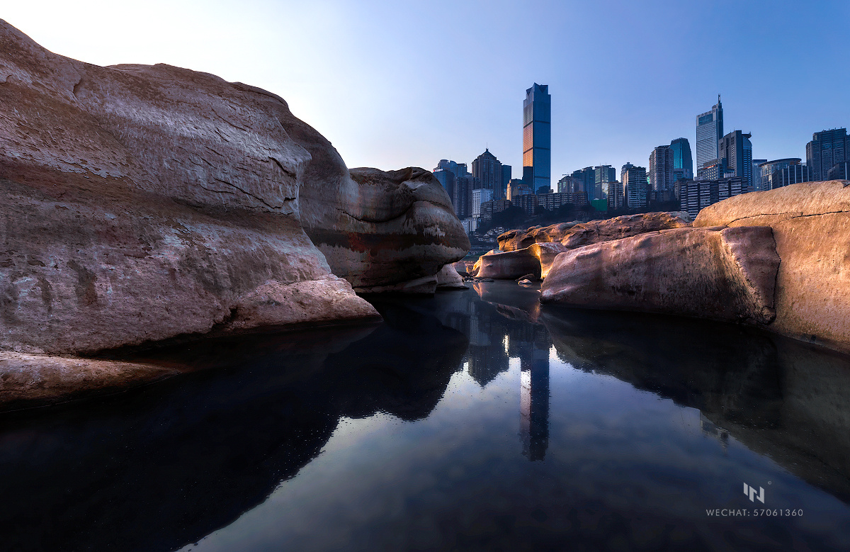江重庆段水位达到三年来最低值,大量礁石裸露河道形成一个个坑洼水面