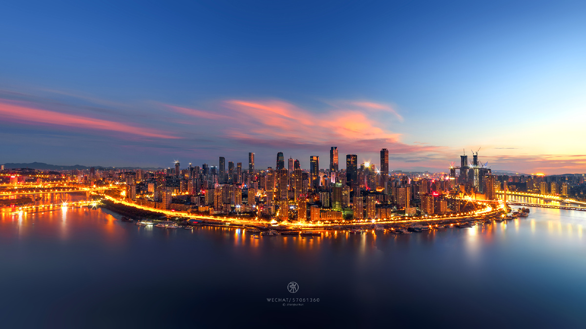 很难得,记录下重庆渝中半岛最为完美的一刻.摄影师张坤琨关注