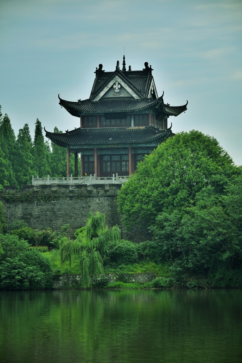 襄阳风景由来好重与江山作主人