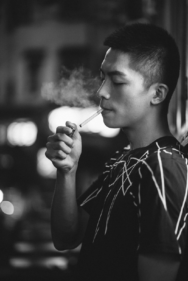 上了它的叹息; 烟永远是失意的挚友, 吸进去的是寂寞,吐出来的是孤独