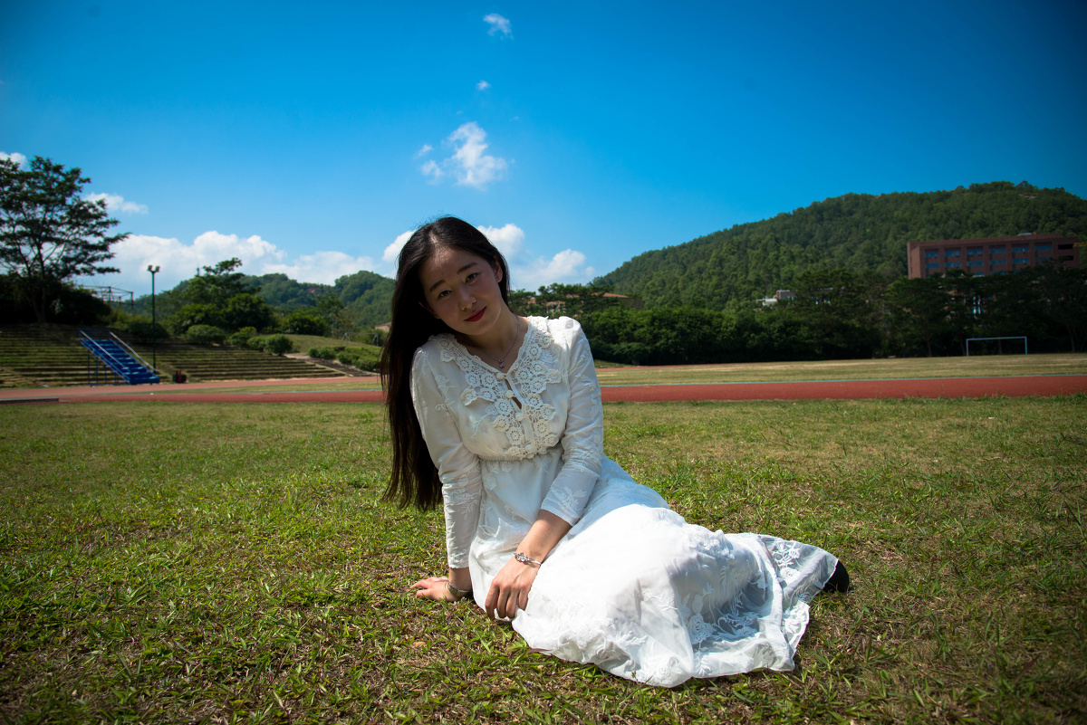 大提琴少女与蓝天白云