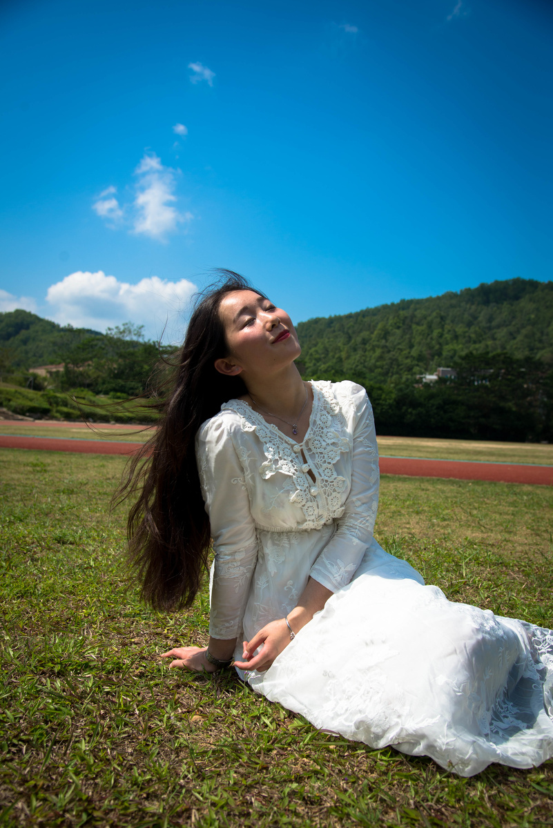 大提琴少女与蓝天白云