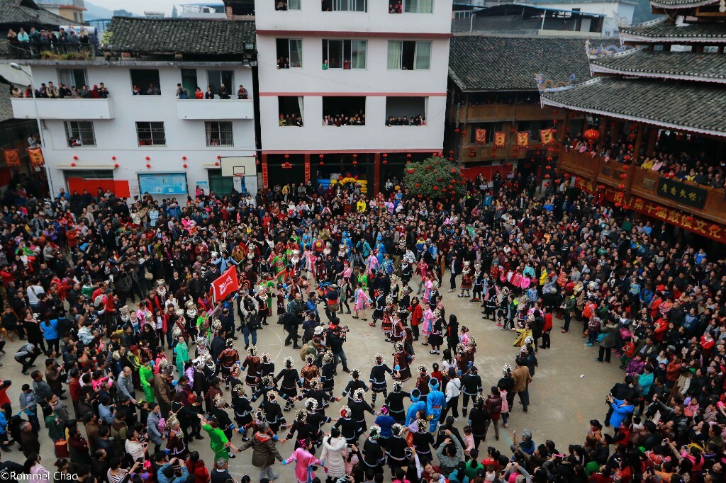 多耶活动,乡里人和游客手拉手围成一圈一圈的,一起欢歌跳舞。
